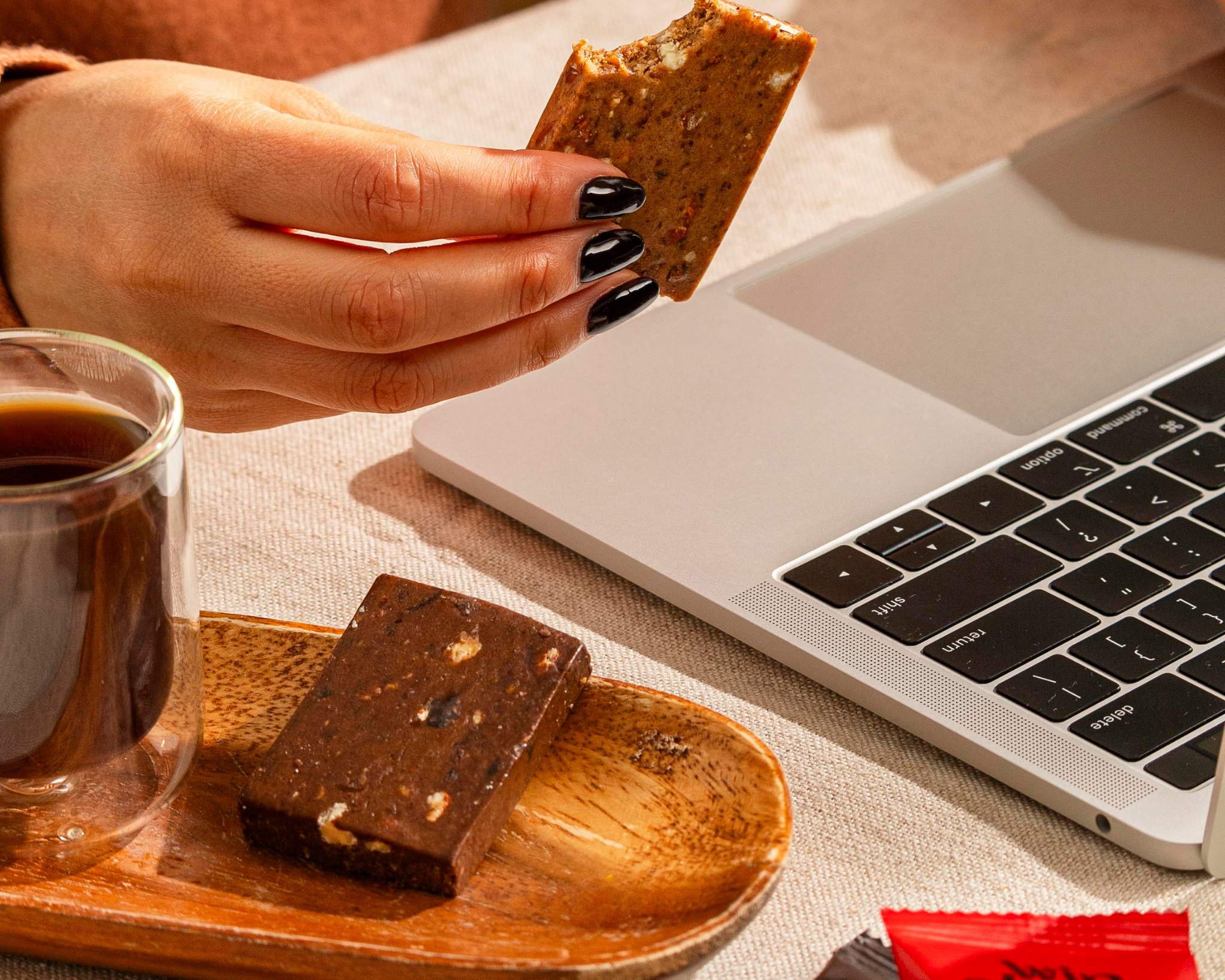 Barra de proteína ou snack comum: qual é melhor?