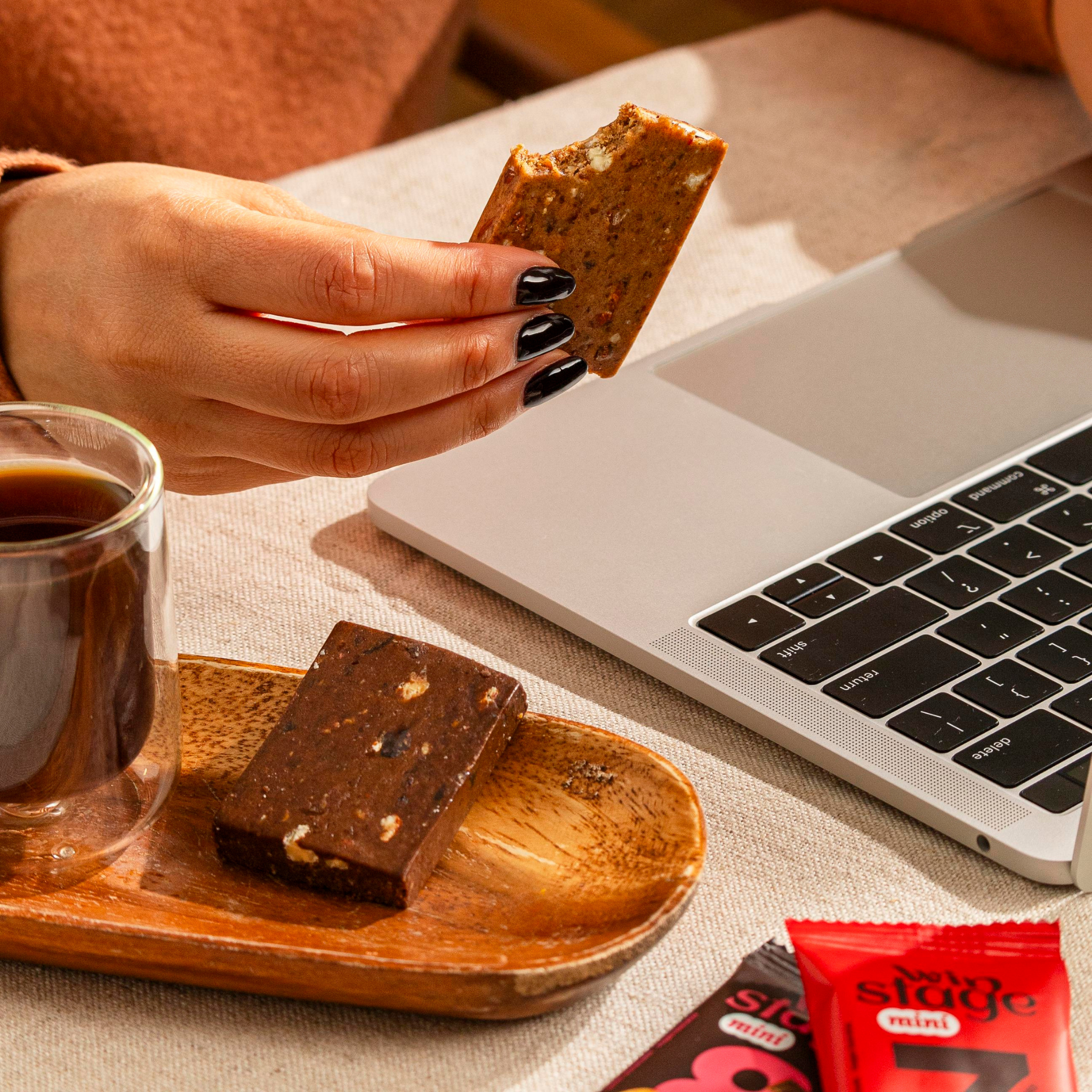 Barra de proteína ou snack comum: qual é melhor?